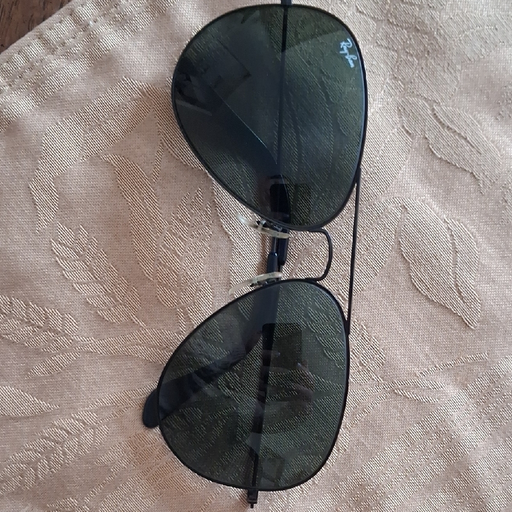 Vintage Ray-Ban Aviator Sunglasses - Black Frame with Dark Lenses - Picture 6 of 10